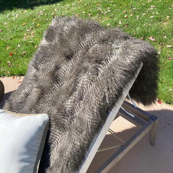 Beautiful Grey Modern Bella Luca Raccoon Fur Accent Fine Lien blanket - Picture 7 of 11